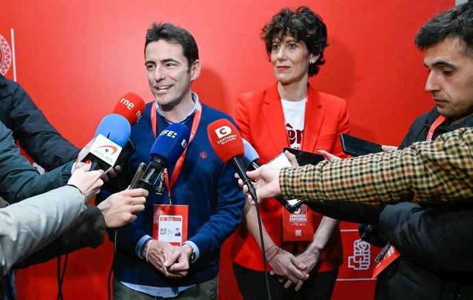 El secretario general del PSOE de Cantabria, Pedro Casares, y la ministra portavoz y de Inclusión, Seguridad Social y Migraciones, Elma Saiz