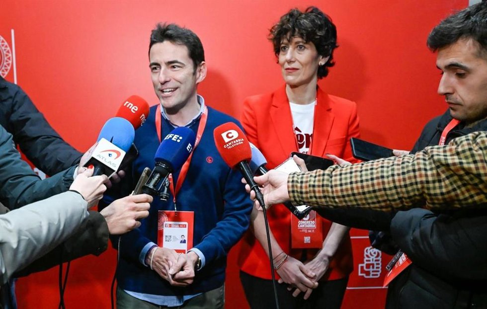 El secretario general del PSOE de Cantabria, Pedro Casares, y la ministra portavoz y de Inclusión, Seguridad Social y Migraciones, Elma Saiz