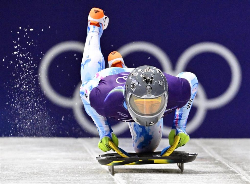 El piloto ucraniano de skeleton Vladylsav Hersaskevych con su cascoo homenaje a deportistas fallecidos por la invasión de Rusia