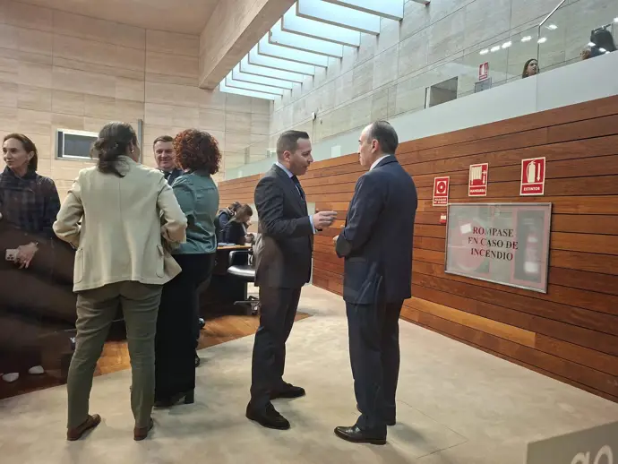 El diputado Laureano León habla antes del pleno con Oscar Fernández Calle - EUROPA PRESS