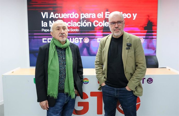 Los secretarios generales de UGT, Pepe Álvarez (izda), y de CCOO, Unai Sordo (dcha) , en una imagen de archivo