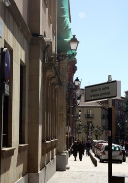 Archivo - Entrada a la Audiencia Provincial de León.