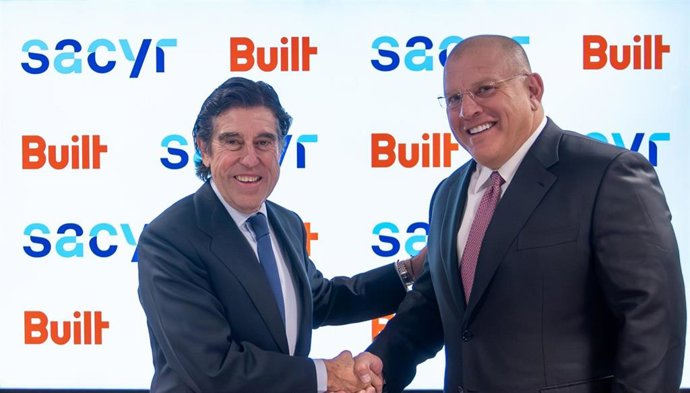 El presidente de Sacyr, Manuel Manrique, a la izquierda, sella su acuerdo con Built