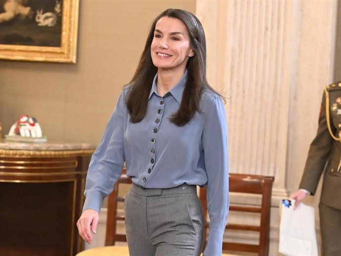 La reina Letizia recibe en audiencia a una representación de la Fundación Claudia Tecglen, en el Palacio de La Zarzuela