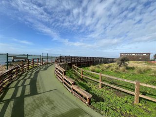 Senda peatonal de madera del Paseo de la Ría de Huelva.