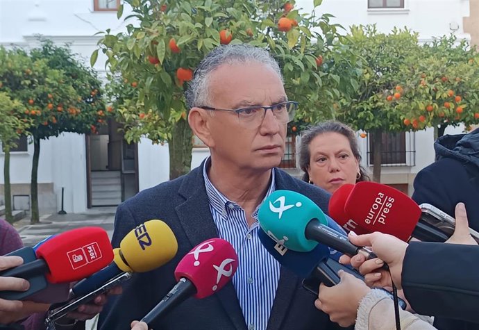 El presidente de la gestora del PSOE de Extremadura, José Luis Quintana, atiende a los medios de comunicación en el exterior de la Asamblea de Extremadura.