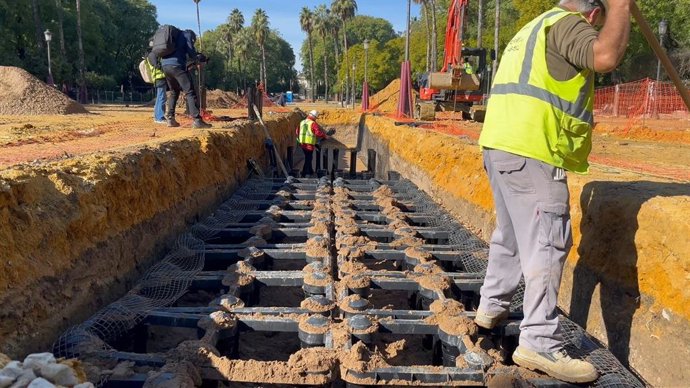 Obras de instalación del nuevo sistema de geoceldas para el Prado de San Sebastián en Sevilla