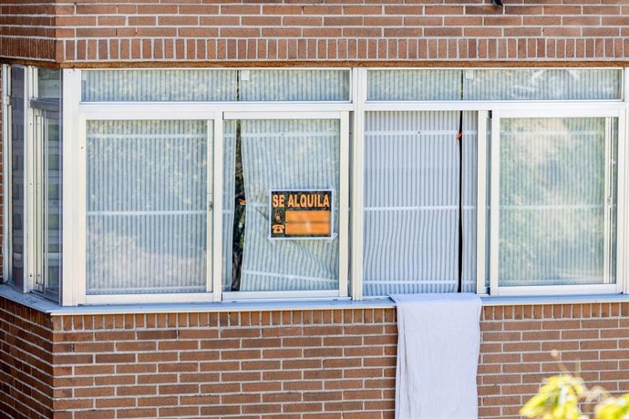 Archivo - Un cartel anunciando el alquiler de una vivienda