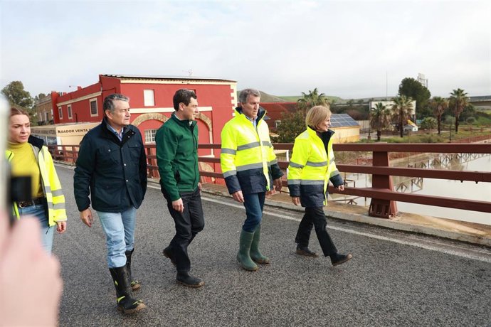La alcaldesa de Jerez de la Frontera (Cádiz), María José García-Pelayo, junto al presidente de la Junta, Juanma Moreno, y el presidente del PP nacional, Alberto Núñez Feijoó, en una visita a una de las zonas rurales afectadas por inundaciones.
