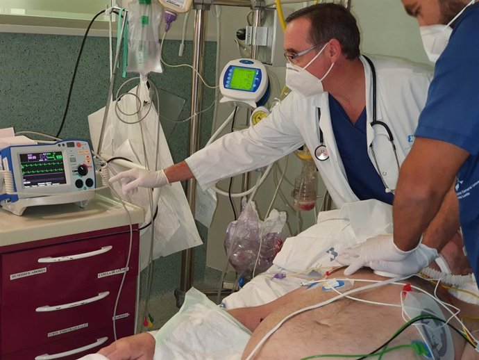 Archivo - Atención a un paciente en la UCI del Hospital Santa Lucía de Cartagena