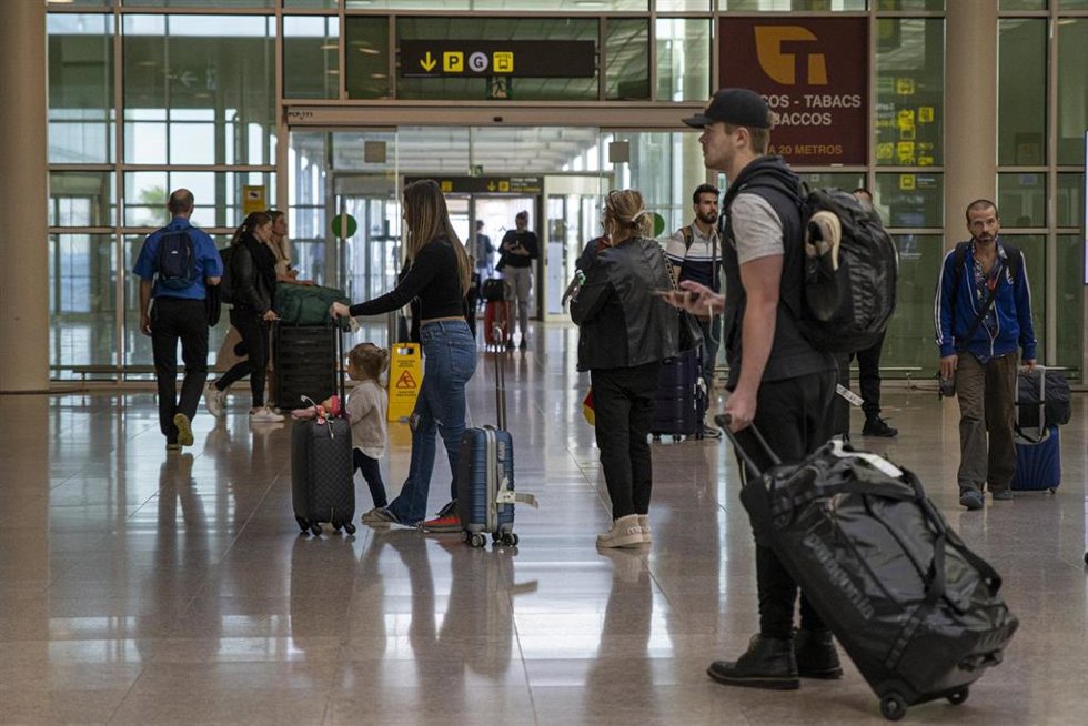 Archivo - Un grupo de personas con maletas en el aeropuerto de Barcelona.
