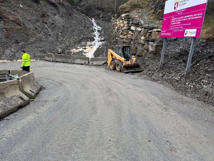 Imagen de archivo de los trabajos realizados en la carretera de acceso a Peñalba de Santiago tras el anterior desprendimiento.