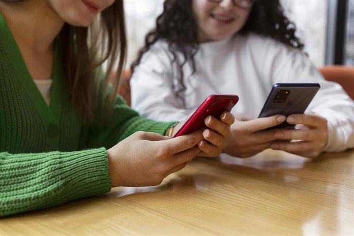 Recurso de dos personas usando un teléfono móvil.