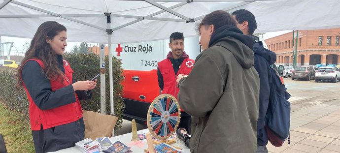 Uma das campanhas sobre o HIV realizadas pela Cruz Vermelha de León no Campus de Vegazana da ULE.