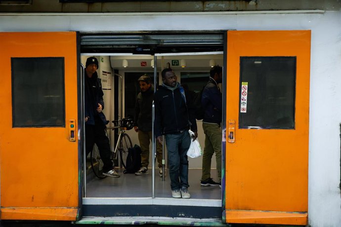 Viatgers en un tren a l'estació de Sants