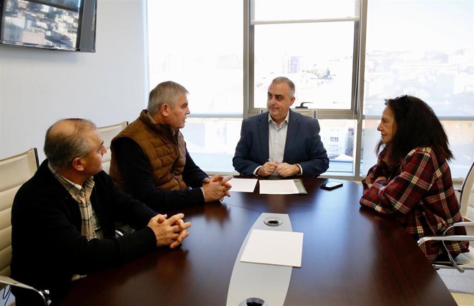 El consejero de Fomento, Roberto Media, con el alcalde de Solórzano, Santiago Campos