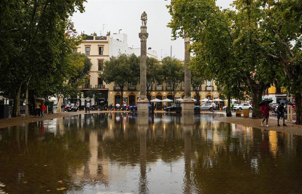 Archivo - Calles anegadas de agua tras las lluvias torrenciales en Sevilla el pasado mes de octubre.