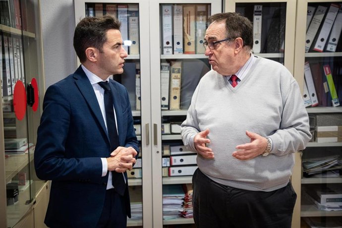 El delegado del Gobierno, Pedro Casares, con el director provincial del FOGASA, Miguel Ángel Marcos