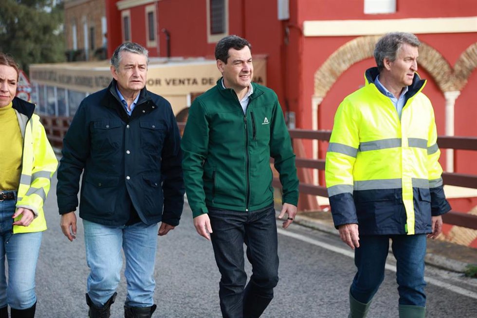 El presidente del PP, Alberto Núñez Feijóo (d), visita junto al presidente de la Junta de Andalucía, Juanma Moreno (c), y El consejero de Sanidad, Presidencia y Emergencias de la Junta de Andalucía, Antonio Sanz (i)la zona afectada por las inundaciones 