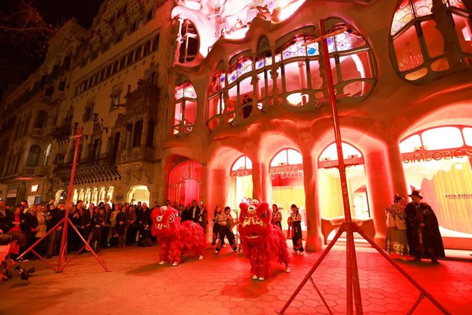 Danza del león frente a la Casa Batlló