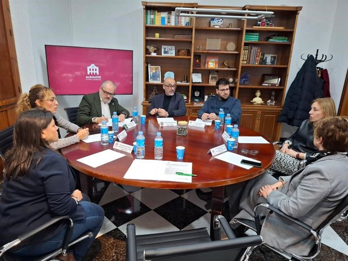 El delegado territorial de Justicia, Administración local y Función Pública de la Junta en Granada, Luis Recuerda, ha visitado Albolote, donde se ha reunido con el alcalde, Salustiano Ureña, y la edil Marta Nievas -vicepresidenta de la Diputación.