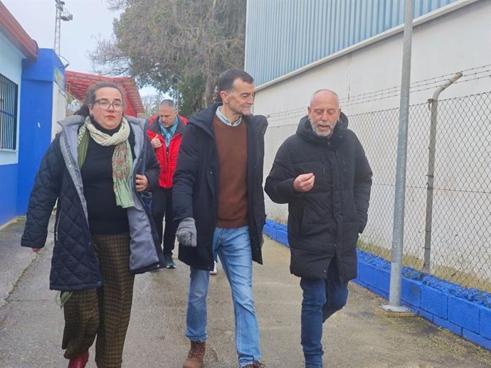 El coordinador federal de IU, Antonio Maíllo, y el candidato de Por Andalucía por Málaga Ernesto Alba, en una visita al polideportivo de Ronda (Málaga) que atiende a vecinos de Grazalema (Cádiz) desalojados por el temporal.