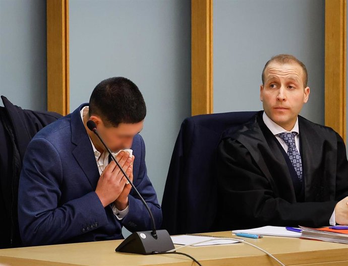 El acusado junto a su abogado durante un juicio en la Audiencia de Burgos, a 2 de febrero de 2026, en Burgos, Castilla y León (España). La Audiencia de Burgos acoge desde hoy el juicio con jurado popular por la muerte del joven vallisoletano Sergio Delgad