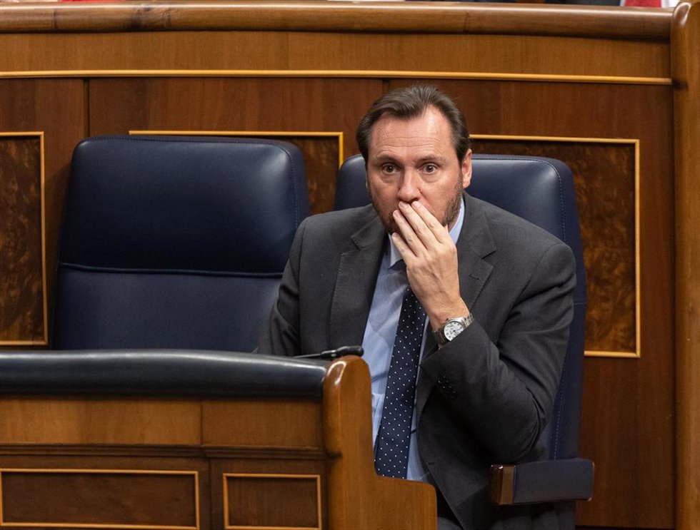 Archivo - El ministro de Transportes y Movilidad Sostenible, Óscar Puente, durante una sesión plenaria, en el Congreso de los Diputados, a 14 de marzo de 2024, en Madrid (España). 