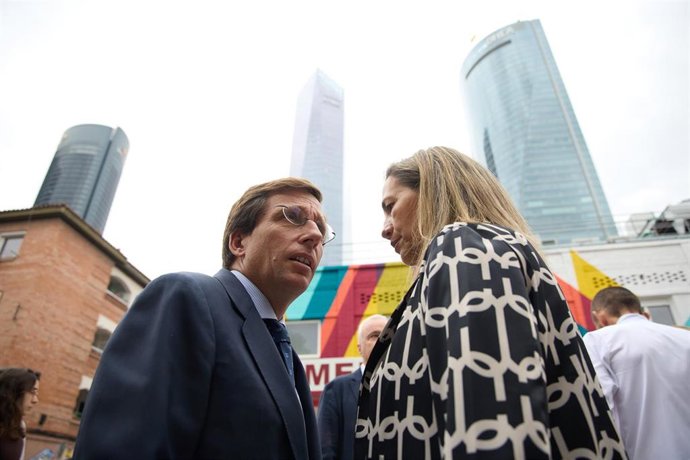 Archivo - El alcalde de Madrid, José Luis Martínez-Almeida, y la concejala de Chamartín, Yolanda Estrada, durante la inauguración del Mercado Municipal de San Cristóbal, a 14 de octubre de 2024, en Madrid (España).