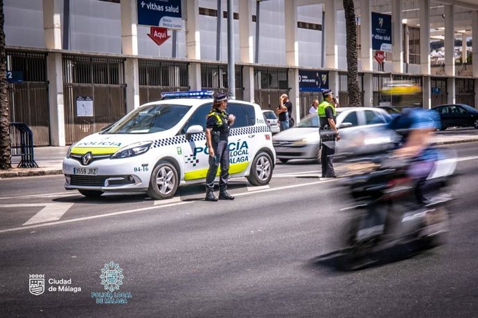 Archivo - Imagen de archivo de agentes del Grupo de Investigación de Accidentes y Atestados (GIAA) de la Policía Local de Málaga.