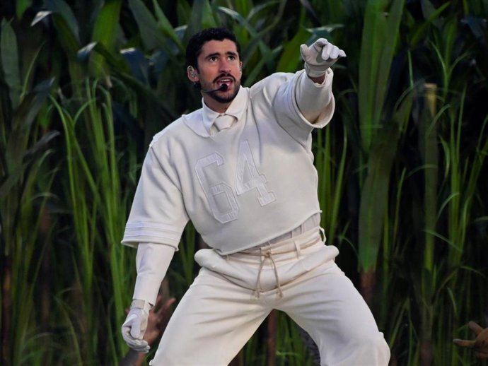 Bad Bunny durante su actuación en el mediotiempo de la NFL Super Bowl 60 