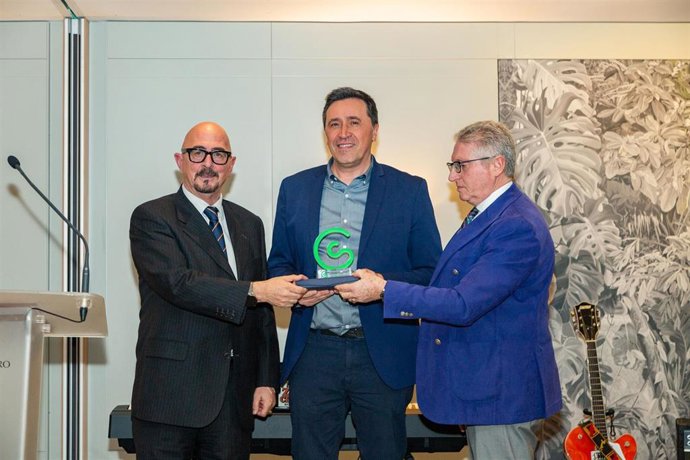 La AECC entrega su premio anual al centro Territorial de RTVE en Cantabria