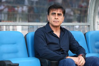 Archivo - Futbol, Magallanes vs Colo Colo. Final Copa Chile 2023. El director tecnico de Colo Colo Gustavo Quinteros, antes del partido ante Magallanes por la final del campeonato de Copa Chile realizado en el estadio Tierra de Campeones de Iquique,