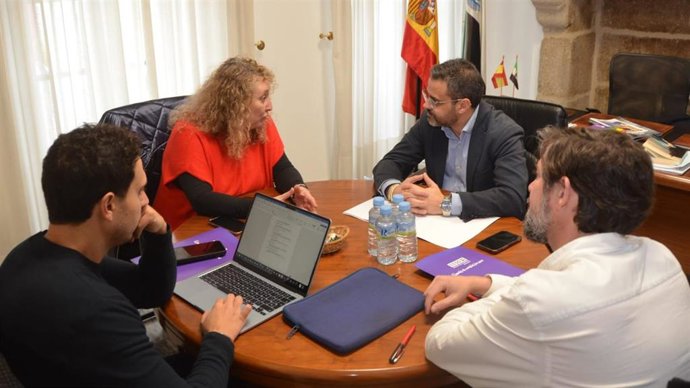 La secretaria general de CCOO Extremadura, María Berrocal, en la reunión con el presidente de la Fempex, Manuel José González.