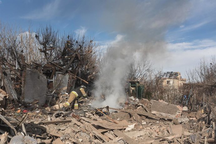 11 de fevereiro de 2026, Donetsk, Ucrânia: Bombeiros ucranianos extinguem um incêndio em um prédio residencial após um bombardeio russo.