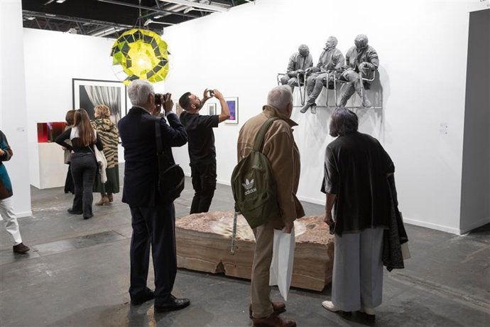La Galería Elvira González abrió sus puertas en Madrid en febrero de 1994. Fundada por Elvira González, actual referente del galerismo en España tras dirigir durante 30 años la Galería Theo.