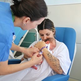 Vacunación de un recien nacido contra el virus de la bronquiolitis en el Hospital Virgen del Rocío de Sevilla.