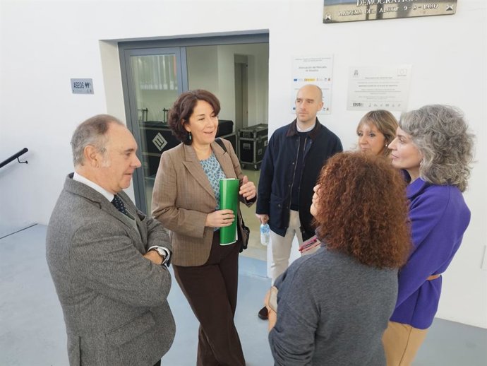 El delegado territorial de Empleo, Antonio Augustín,  la directora general de Trabajo Autónomo y Economía Social, Carmen María Durán, y el delegado municipal de Empleo, en la II Feria de Empleo de Mairena del Alcor.