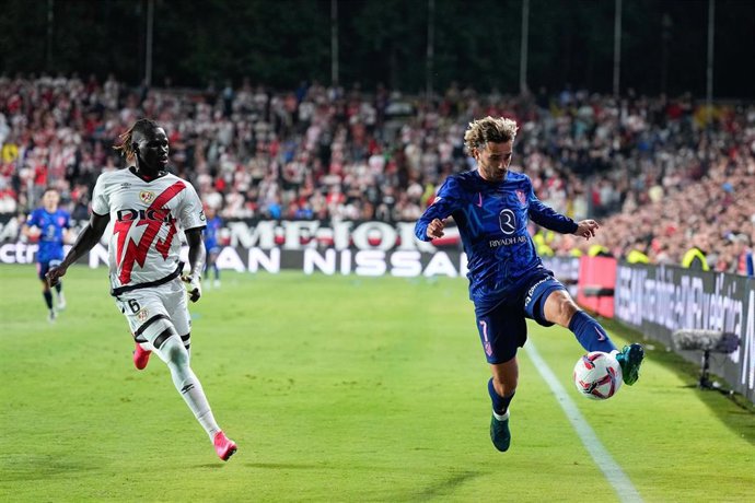 Archivo - Antoine Griezmann y Pathe Ciss durante un Rayo Vallecano - Atlético de Madrid