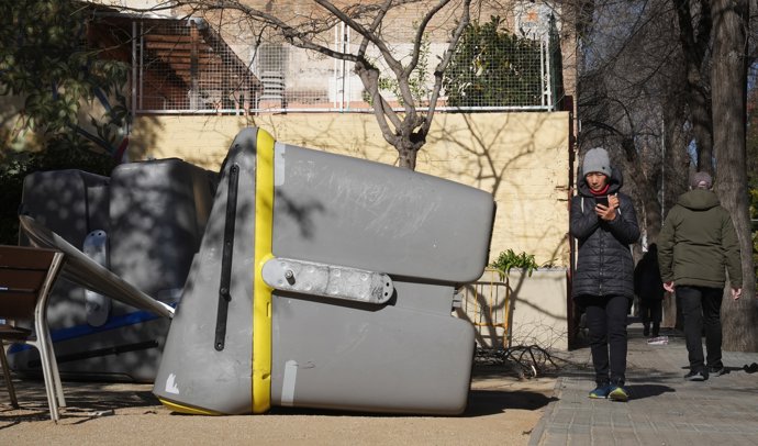 Un contenedor volcado por el viento, a 12 de febrero de 2026, en Barcelona, Catalunya (España). El teléfono de emergencias 112 ha recibido un total de 1.345 llamadas por el fuerte viento hasta las 6 horas de este jueves, 12 de febrero.