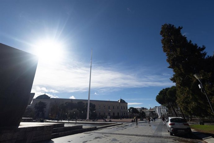 Mástil de la bandera de España vacío después de retirar la bandera tras el temporal en la plaza de Colón
