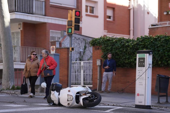 Una moto tombada a terra pel vent