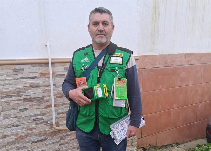 Alfonso Cantero, vendedor de la ONCE en el polígono el Zabal de La Línea de la Concepción (Cádiz)