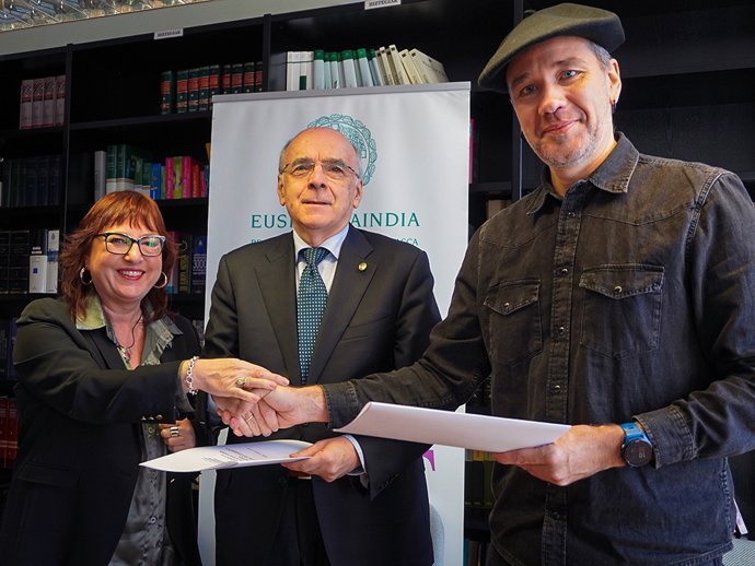 Miren Agur Meabe idazle eta Euskaltzaindiaren idazkaria, Andres Urrutia euskaltzainburua  eta Mikel Ayllon idazle eta EIEko zuzendaritza batzordekidea