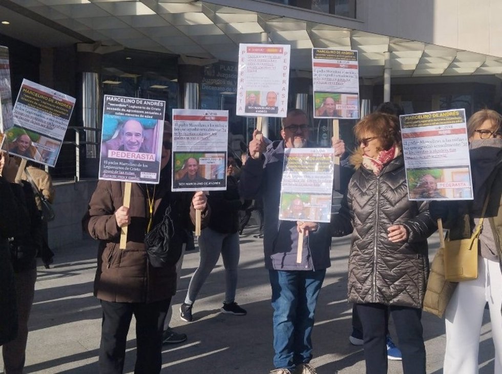 Familiares afectados por el caso del excapellán del colegio Highlands