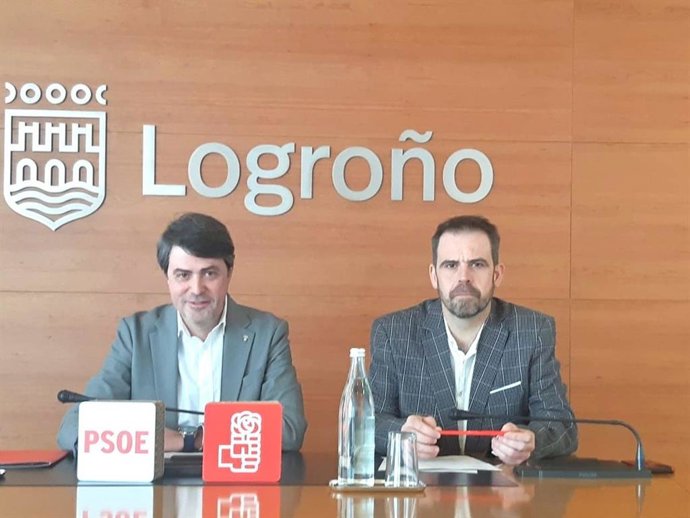 El portavoz del Grupo Municipal Socialista en el Ayuntamiento de Logroño, Luis Alonso, en una rueda de prensa que ha realizado este jueves junto a su compañero Iván Reinares