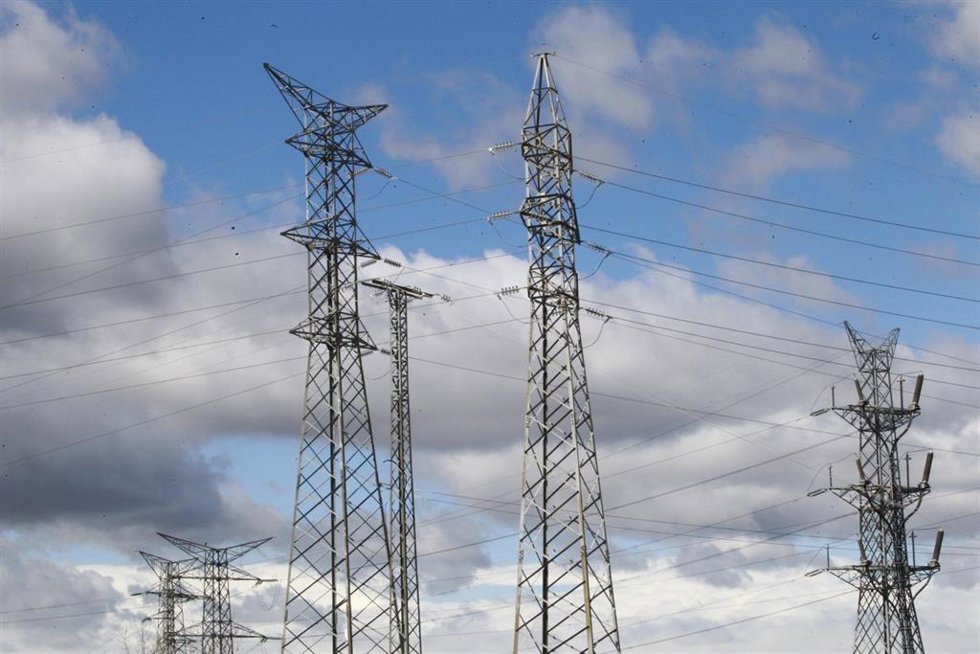 Archivo - Torres eléctricas