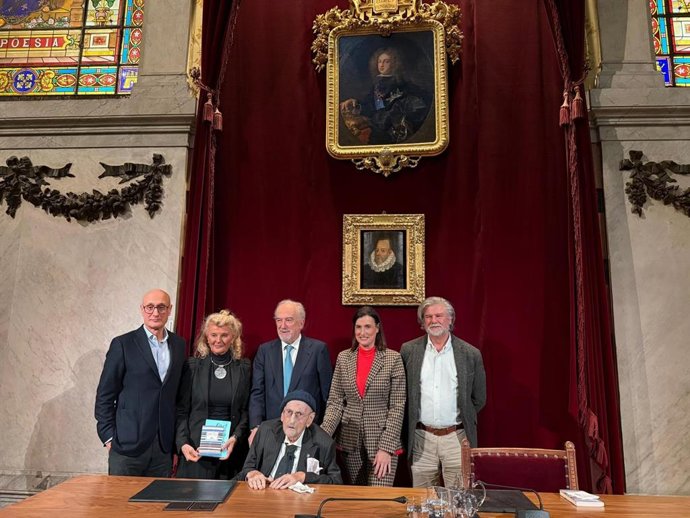 Igual reivindica la obra poética de Álvaro Pombo durante la presentación de la antología 'Substancia'