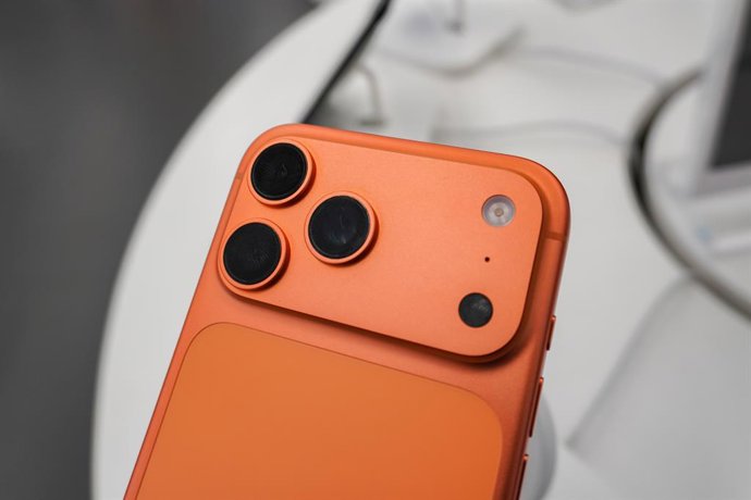 17 de janeiro de 2026, Changzhou, Jiangsu, China: Close-up do módulo da câmera traseira de um iPhone 17 Pro, destacando seu acabamento fosco e sistema de lente tripla.