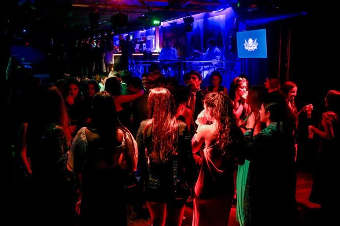 Archivo - Varias personas en la pista de una discoteca de Madrid, a 8 de octubre de 2021, en Madrid (España).
